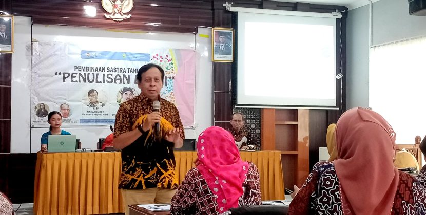 Memperkenalkan Penulisan Essai Di Tengah Gempuran Arus Digital