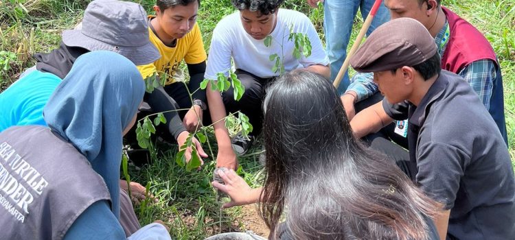 Teman Berjalan Rayakan Satu Tahun dengan Penanaman Pohon Trembesi di Selopamioro