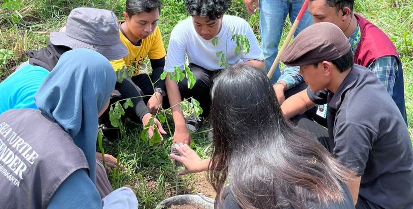 Teman Berjalan Rayakan Satu Tahun dengan Penanaman Pohon Trembesi di Selopamioro