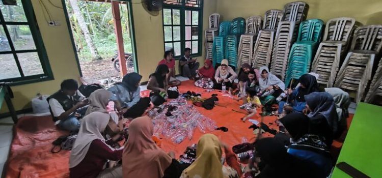 Kelompok Mahasiswa KKN UAD “Sulap” Tumpukan Sampah Menjadi Kursi Ramah Lingkungan