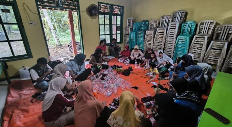 Kelompok Mahasiswa KKN UAD “Sulap” Tumpukan Sampah Menjadi Kursi Ramah Lingkungan