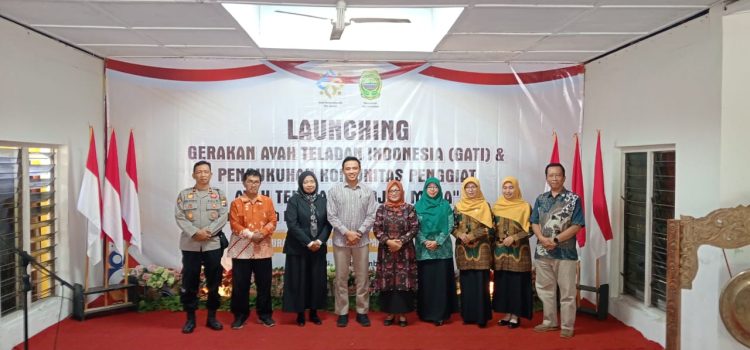 Pengukuhan Komunitas Penggiat Ayah Teladan ‘Gadjah Mada’ Kalurahan Sabdodadi Bantul, Perkuat Peran Ayah dalam Keluarga