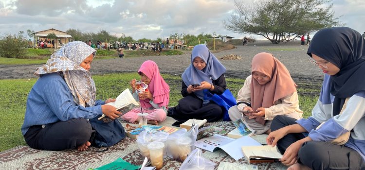 Komunitas Omah Moco Ajak Masyarakat Membaca Buku Sambil Menikmati Keindahan Jembatan “Viral”