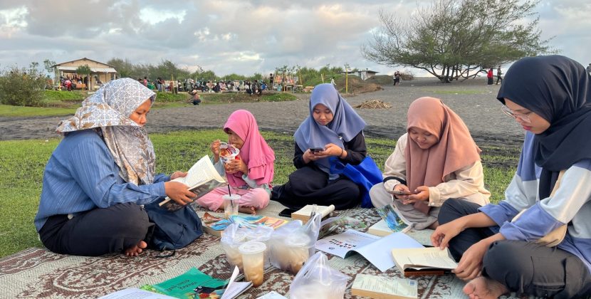 Komunitas Omah Moco Ajak Masyarakat Membaca Buku Sambil Menikmati Keindahan Jembatan “Viral”