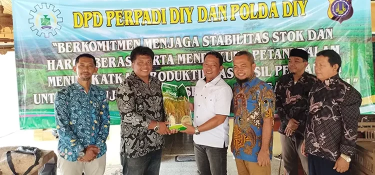 Dukung Ketahanan Pangan, Polda DIY dan Perpadi DIY Berikan Bantuan Benih Padi ke Petani