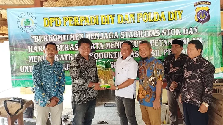 Dukung Ketahanan Pangan, Polda DIY dan Perpadi DIY Berikan Bantuan Benih Padi ke Petani