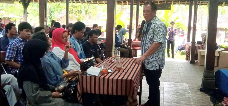 Karya Sastra Bisa Menjadi Senjata Ampuh Untuk Mengkritik Negara