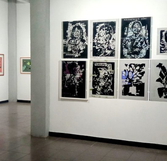 GALERI FOTO: Cerita Dua Kota Dalam Karya Lukis Cukil Kayu