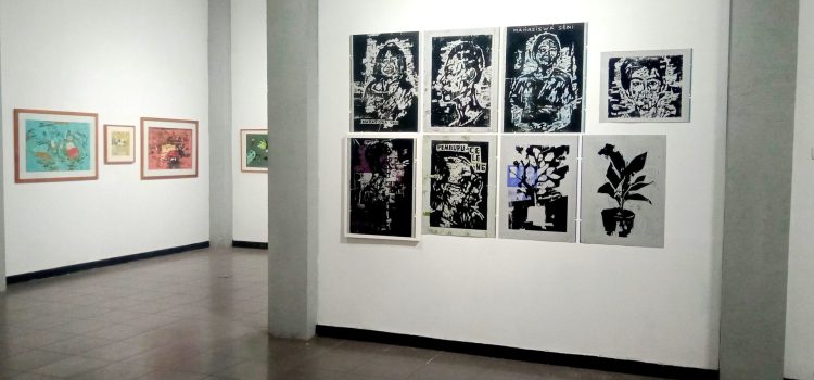 GALERI FOTO: Cerita Dua Kota Dalam Karya Lukis Cukil Kayu