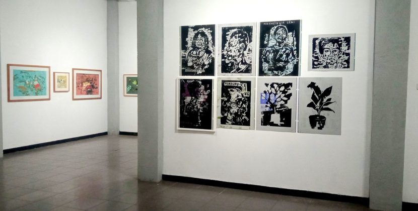 GALERI FOTO: Cerita Dua Kota Dalam Karya Lukis Cukil Kayu