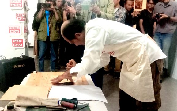 Retrospeksi Pengalaman Hidup Melalui Lukisan Cukil Kayu