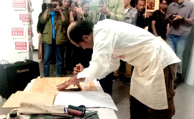 Retrospeksi Pengalaman Hidup Melalui Lukisan Cukil Kayu