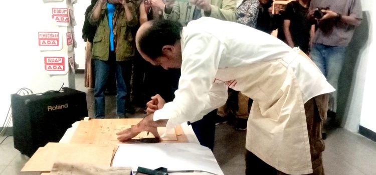 Retrospeksi Pengalaman Hidup Melalui Lukisan Cukil Kayu