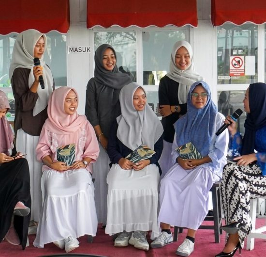Pertemanan yang ‘Berisik’ Tapi Tetap Mampu ’Berbisik’ Adalah Cara Terbaik Menghasilkan Karya Antologi Puisi