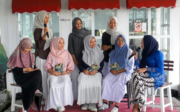 Pertemanan yang ‘Berisik’ Tapi Tetap Mampu ’Berbisik’ Adalah Cara Terbaik Menghasilkan Karya Antologi Puisi