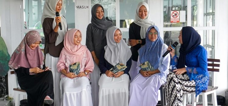 Pertemanan yang ‘Berisik’ Tapi Tetap Mampu ’Berbisik’ Adalah Cara Terbaik Menghasilkan Karya Antologi Puisi