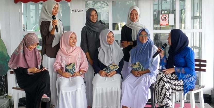 Pertemanan yang ‘Berisik’ Tapi Tetap Mampu ’Berbisik’ Adalah Cara Terbaik Menghasilkan Karya Antologi Puisi